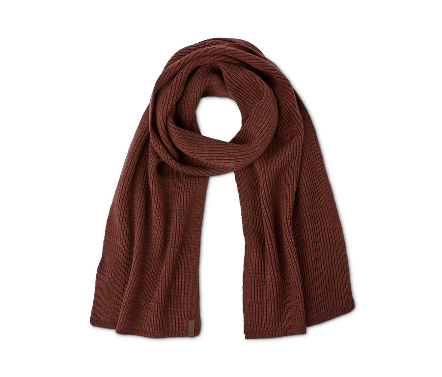 Egy rozsdabarna kötött sál fekszik fehér háttéren.