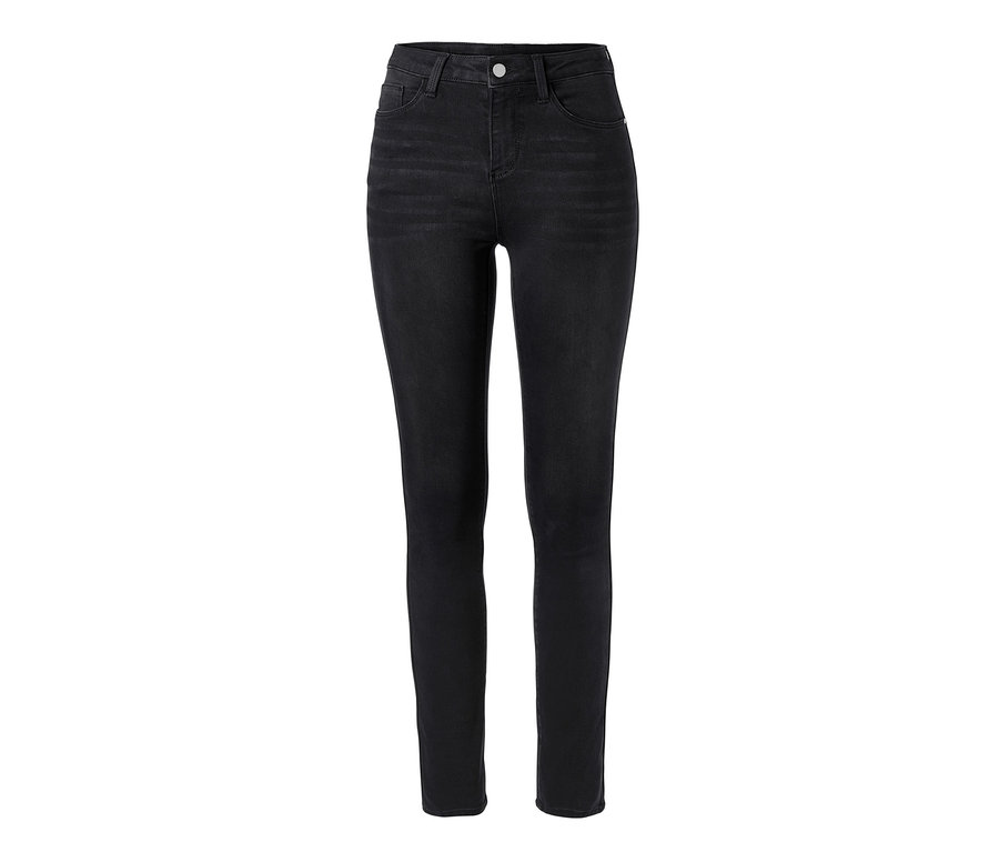 Egy fekete skinny farmer.