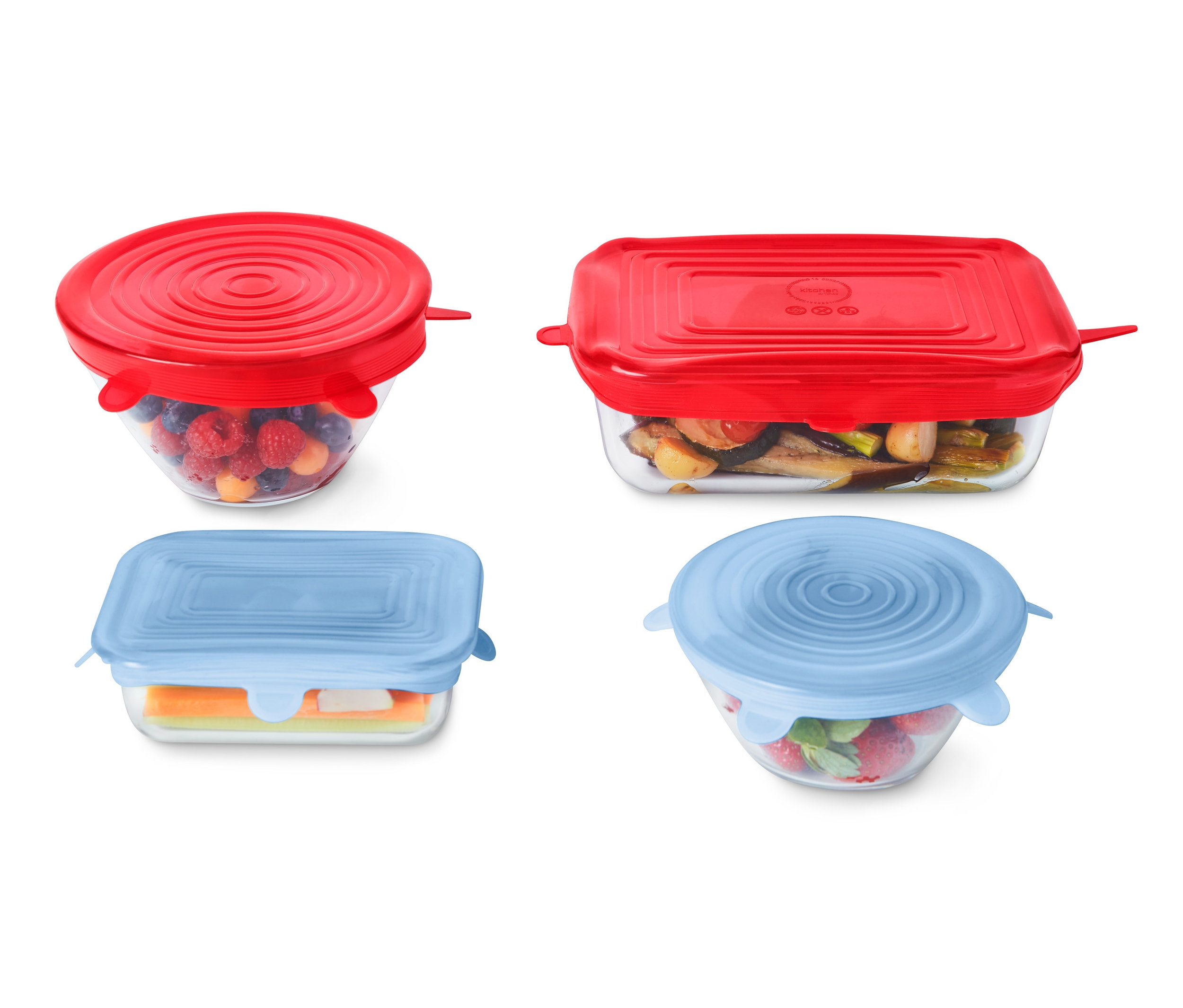 Négy különböző formájú üvegtál piros és kék színű, 12 szilikon frissentartó fedéllel letakarva. A tálak gyümölcsöt és zöldséget tartalmaznak.