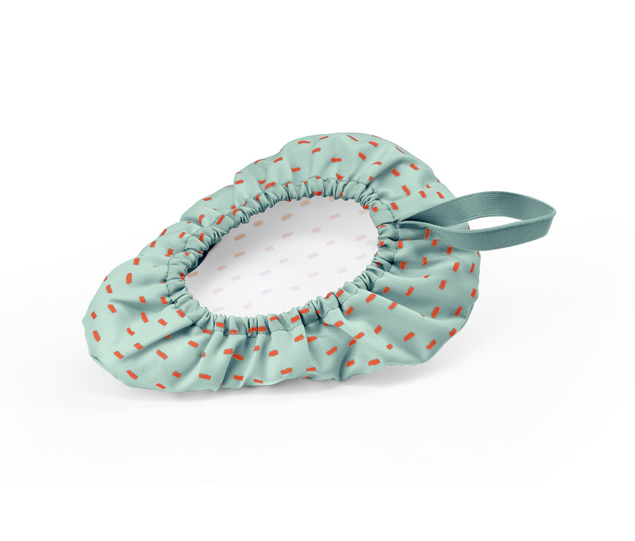 Gyerek kerékpáros üléshuzat narancssárga téglalapokkal zöld háttéren.