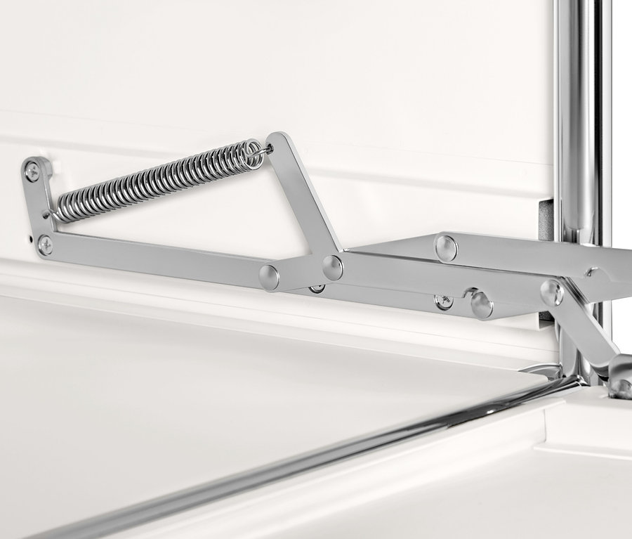 A fehér »CN3« fém nyitott ruhásszekrény részlete a nyitószerkezettel.