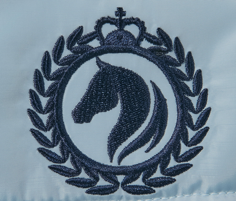 Egy lovaglómellény logójának közeli képe újrahasznosított anyagból, egy lófejjel egy körben.