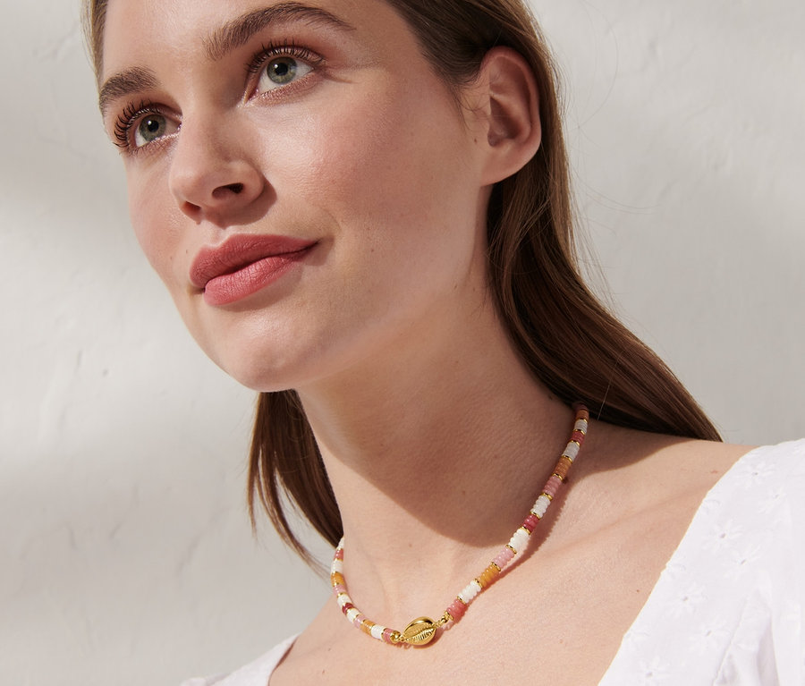 Nő színes jádeköves nyaklánccal.