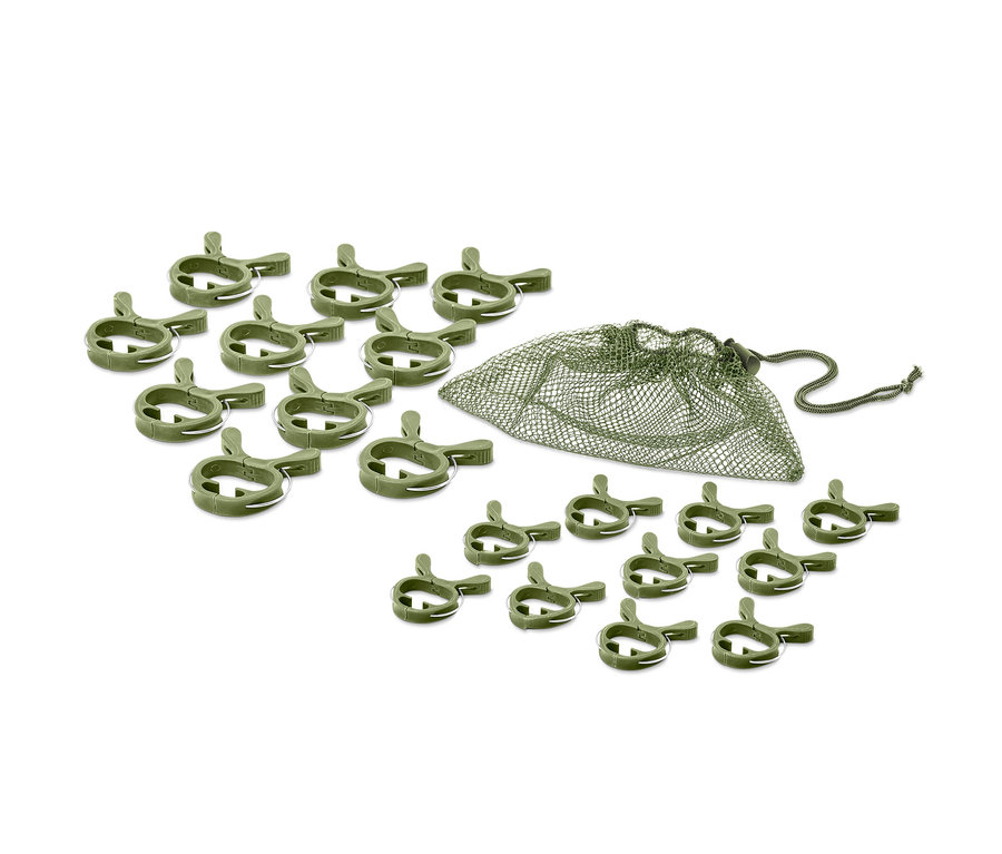 Húsz zöld növényi csipesz és egy zöld hálós zacskó látható.