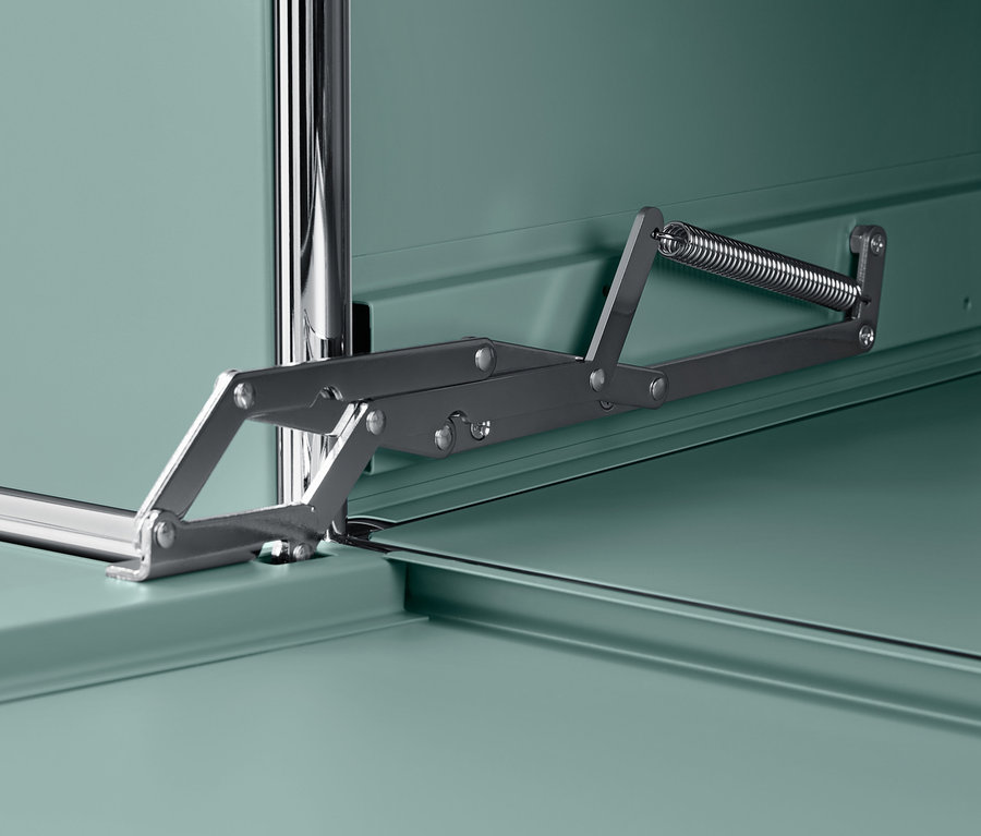 A zsályazöld színű »CN3« polcos komód belső részletének közelképe, 2 tetszőlegesen felszerelhető lenyíló ajtóval.