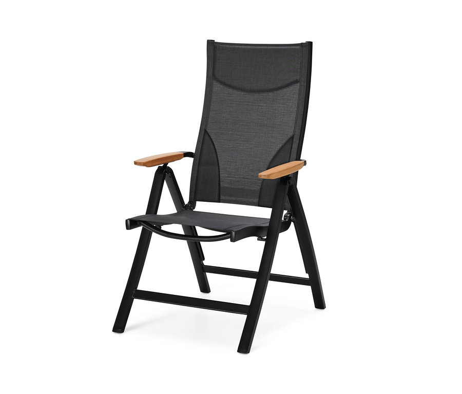 Fekete, állítható háttámlás összecsukható szék fa karfákkal.