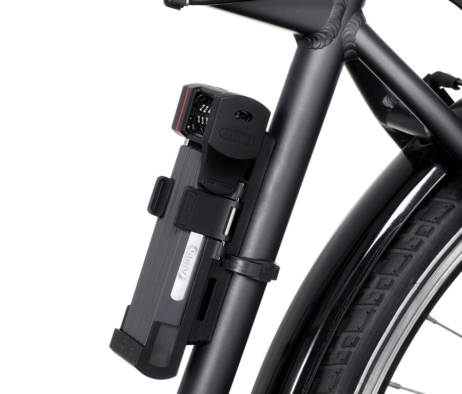 ABUS kerékpárzár, összehajtható, számzáras rögzítve a kerékpár vázához.