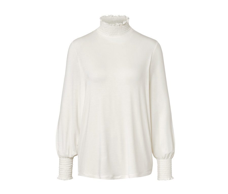 Egy krémszínű, állógalléros ingblúz.