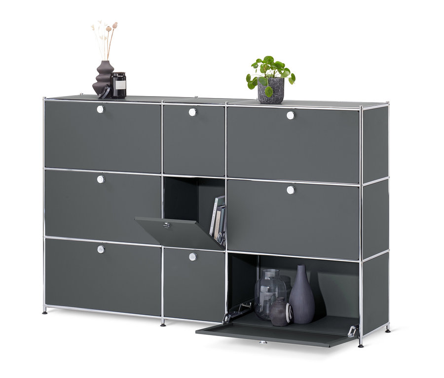 Szürke »CN3« komód 9 ajtóval, melyből az egyik nyitva van, könyvek látszanak.