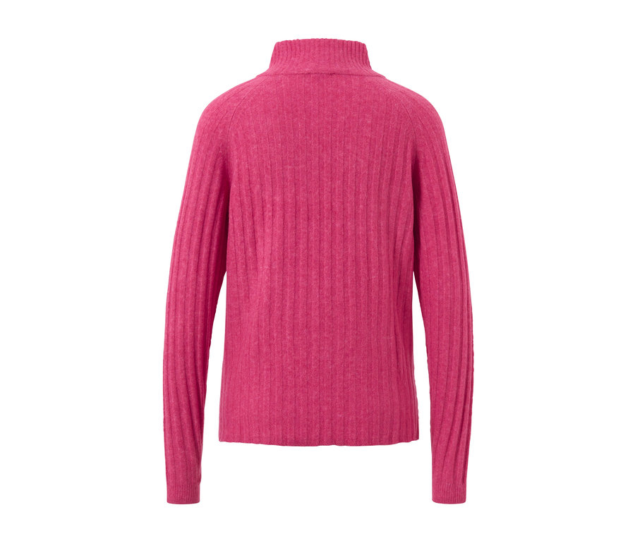 Hátulnézet egy málnapiros kötött pulóverről.