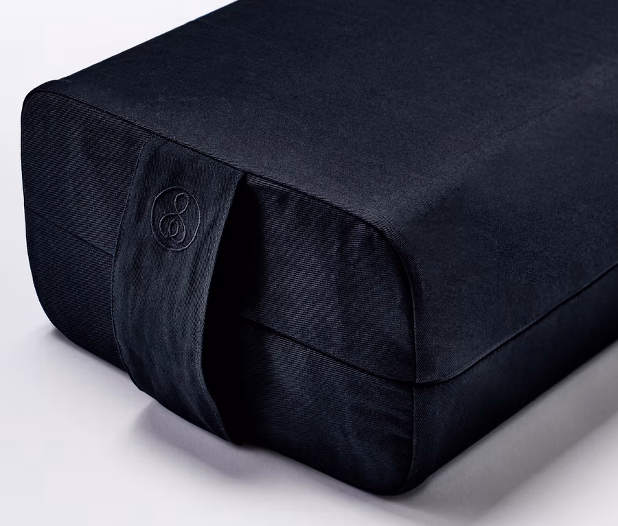 Egy sötétkék jóga bolster.