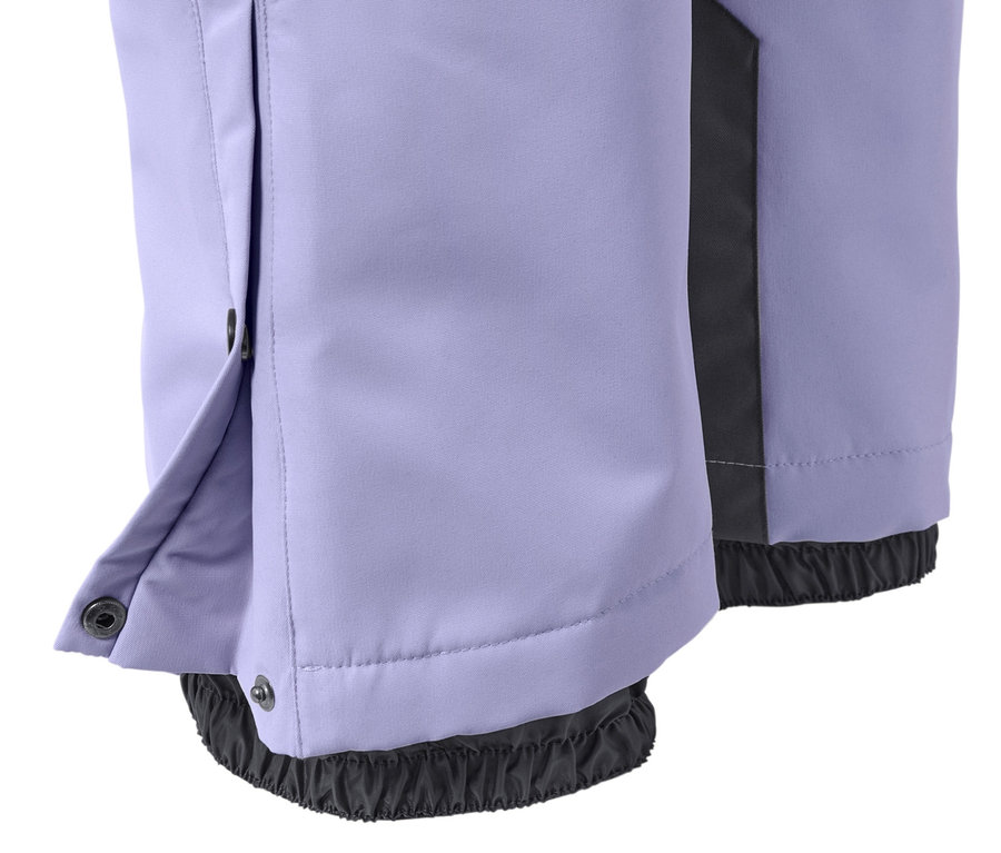 Egy lila sí- és snowboard nadrág részlete, nyitott szárral.