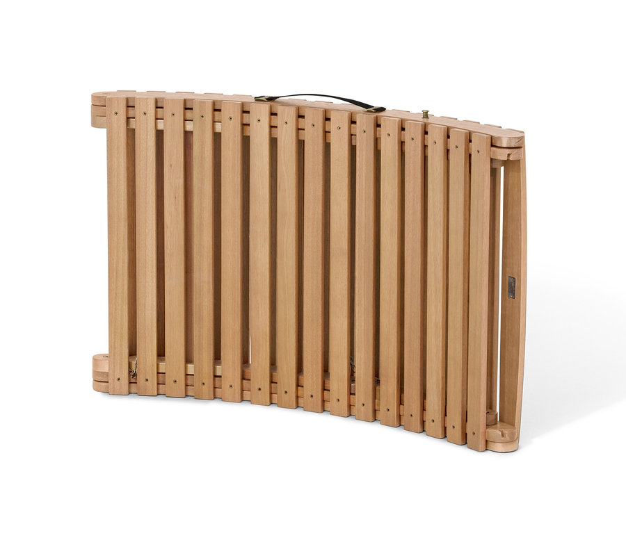 Az „Lenja” összecsukható hullámos kialakítású napozóágy összehajtva, párnázott.