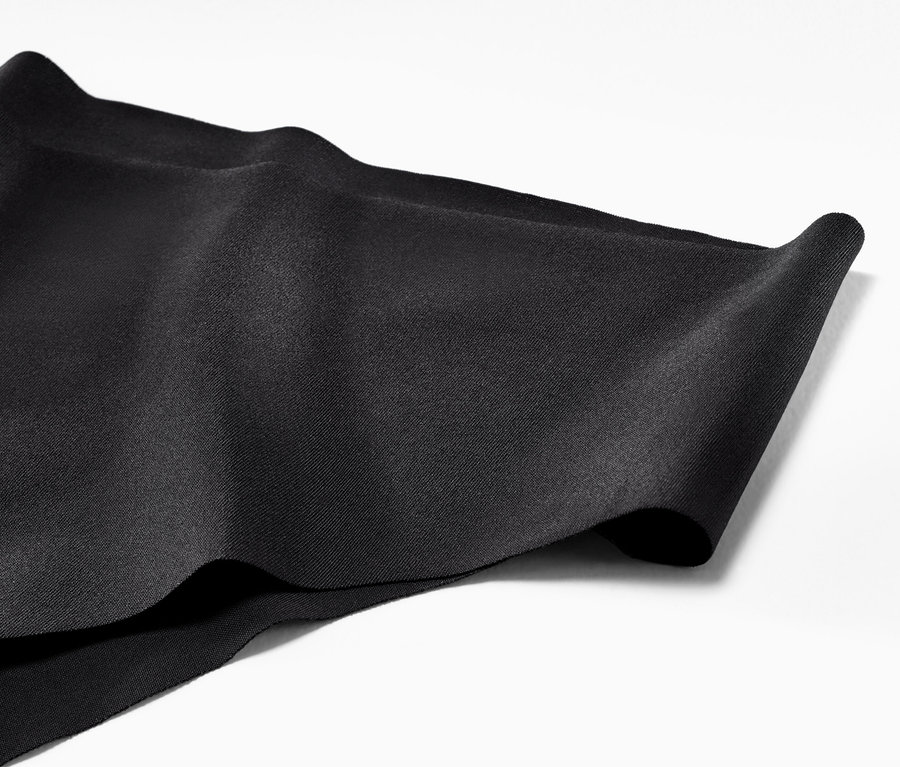 Két fekete Magic Cut női alsó részletes felvétele.