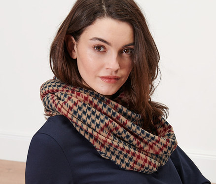 Nő visel kockás polár csősált.