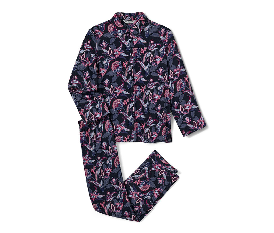Virágmintás, hosszú ujjú és nadrágos női szövött anyagú pizsama sötétkék színben, fehér háttéren.