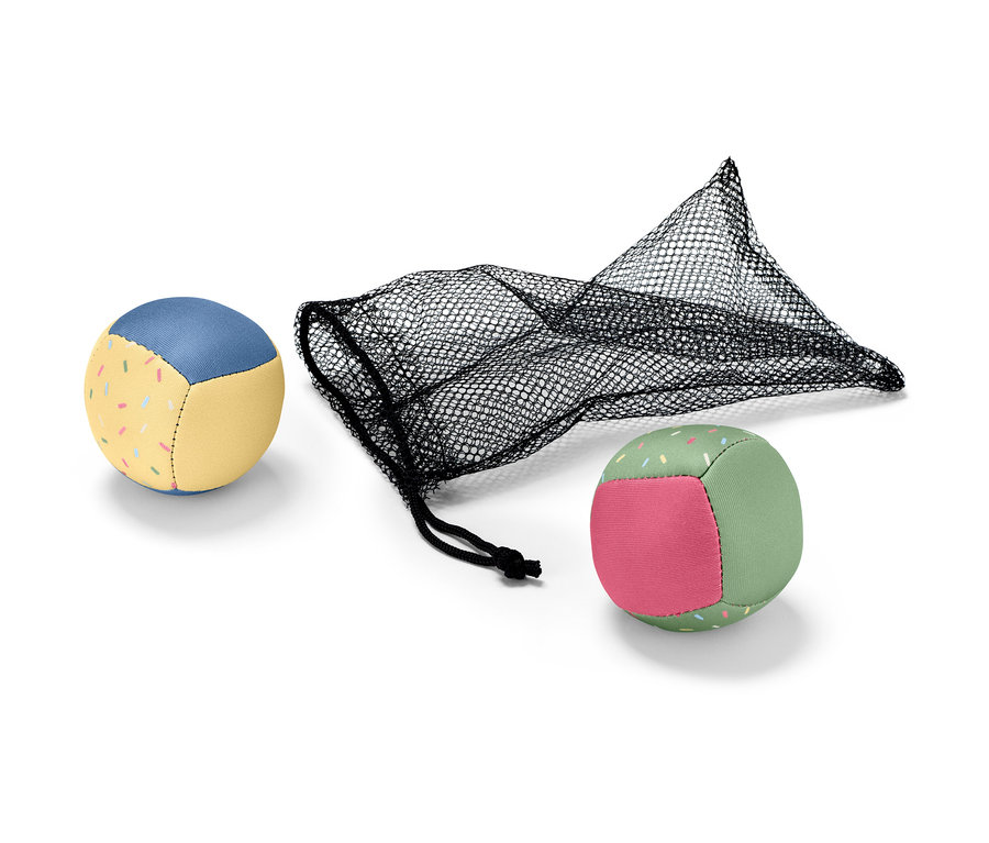 Két vízilabda és egy fekete háló.