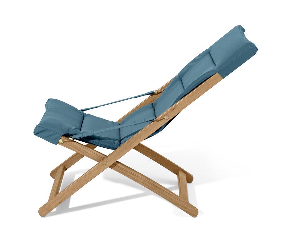 Kékesszürke összecsukható relaxációs fotel fehér háttérrel.