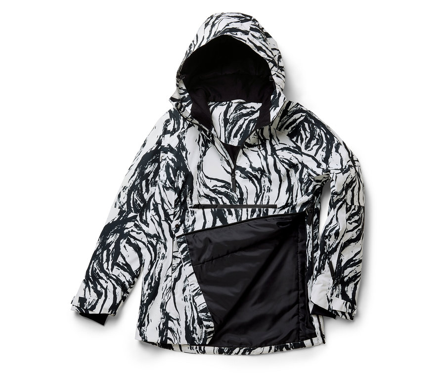 Egy fekete-fehér, állatmintás kabát cipzárral és kapucnival.