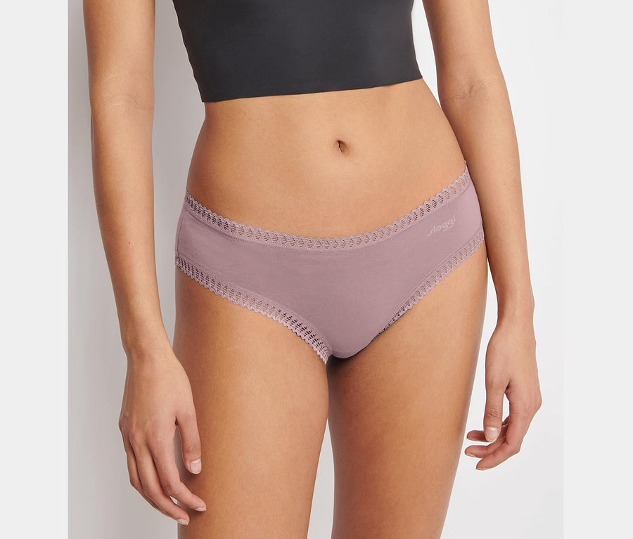 Egy nő Sloggi Go Crush hipster alsót visel, rózsaszín.