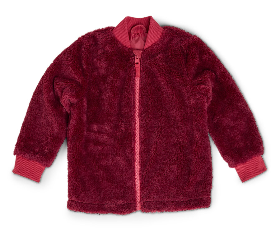 Bordó, bolyhos kabát cipzárral és piros szegélyekkel fehér háttérrel.