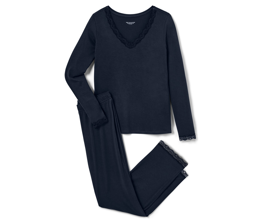 Tengerészkék, hosszú ujjú, csipkés pizsama fehér háttéren.