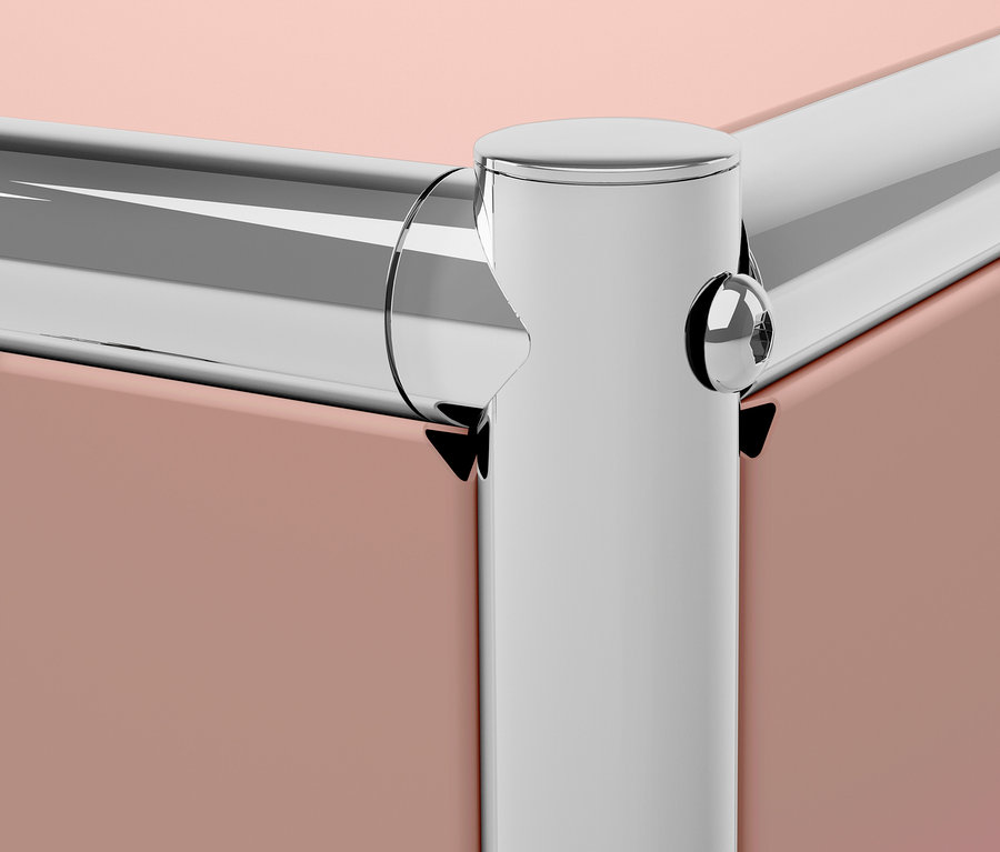 Egy bútorsarok részlete rózsaszín panelekkel és ezüstszínű fém szegélyekkel.