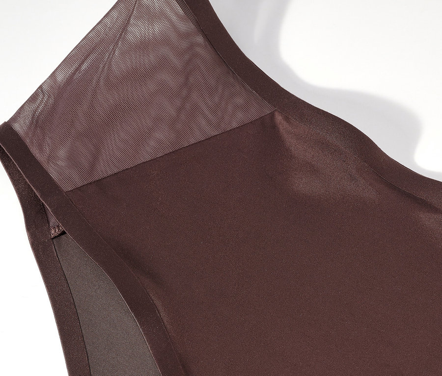 Egy barna, hálós részletekkel ellátott atléta részletfotója.