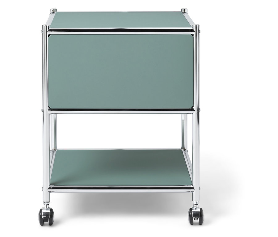 Elölnézet egy világoszöld színű, kétpolcos, króm vázzal rendelkező asztalról, fehér háttérrel.