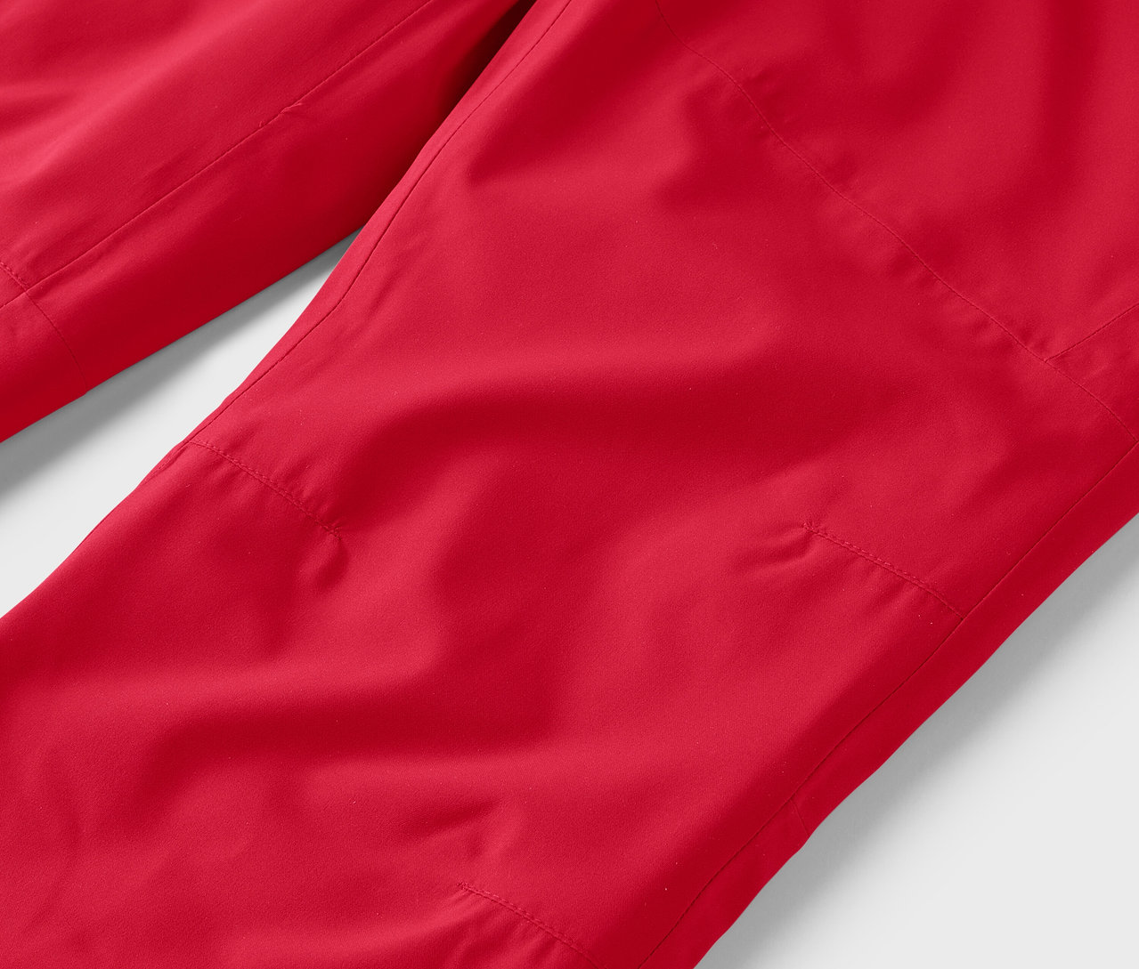 Egy piros nadrág részlete.