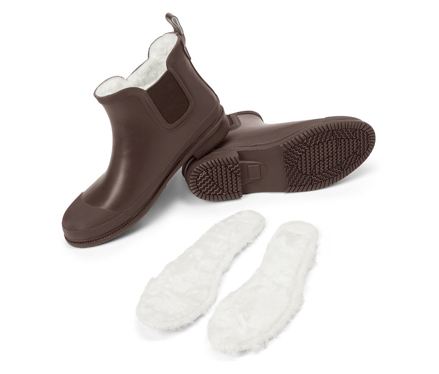 Két barna, bélelt Kinder-Regen-Chelseaboots és két fehér talpbetét.
