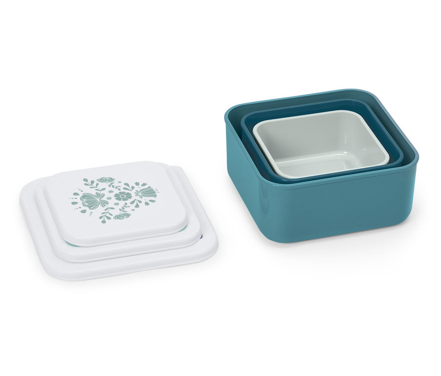 Három kék és fehér négyzet alakú tál készlet fedőkkel, fehér háttéren.