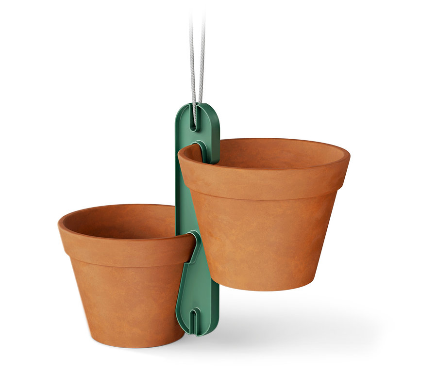 Egy függő, zöld tartó két terrakotta virágcseréppel.