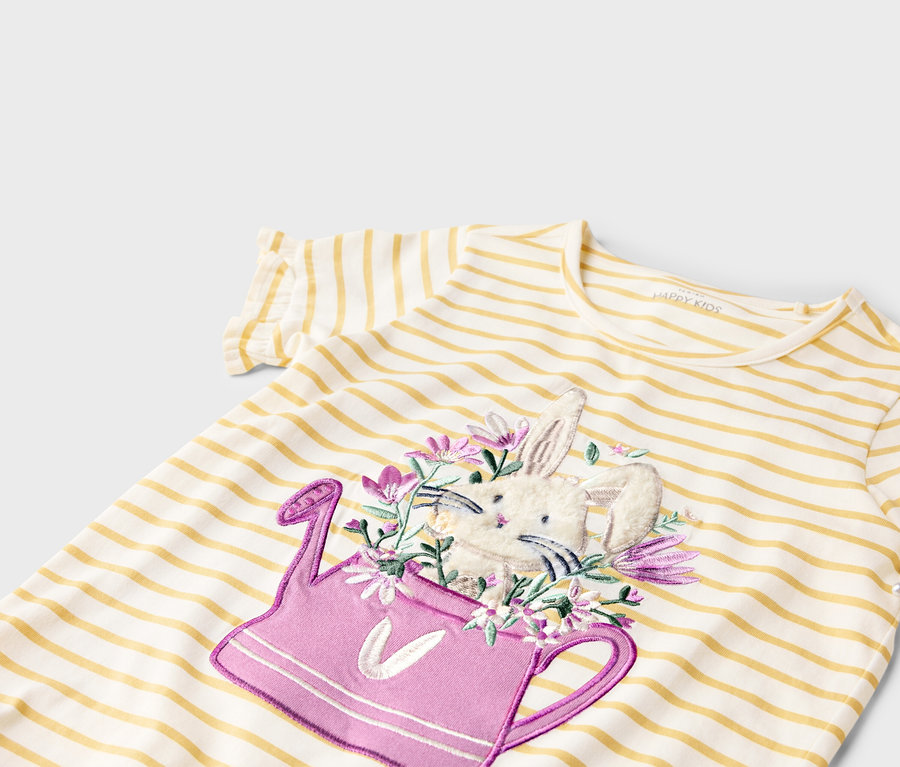 Csíkos, rövid ujjú póló nyuszi applikációval egy rózsaszín locsolókannában.