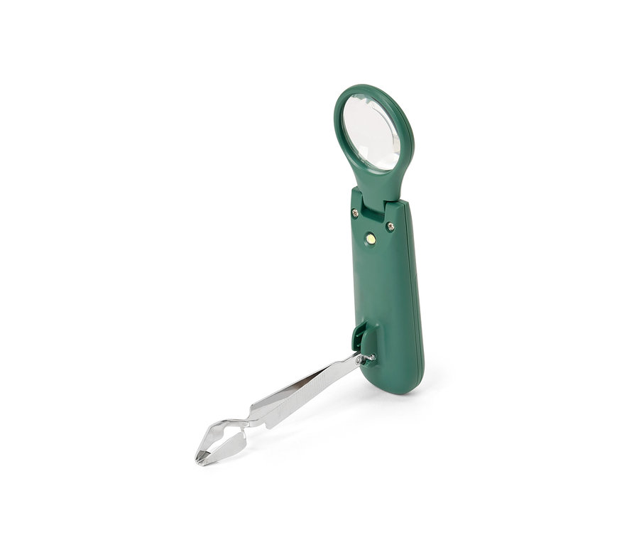 Egy zöld, LED-es kullancskiszedő csipesz állatoknak, csipesszel.