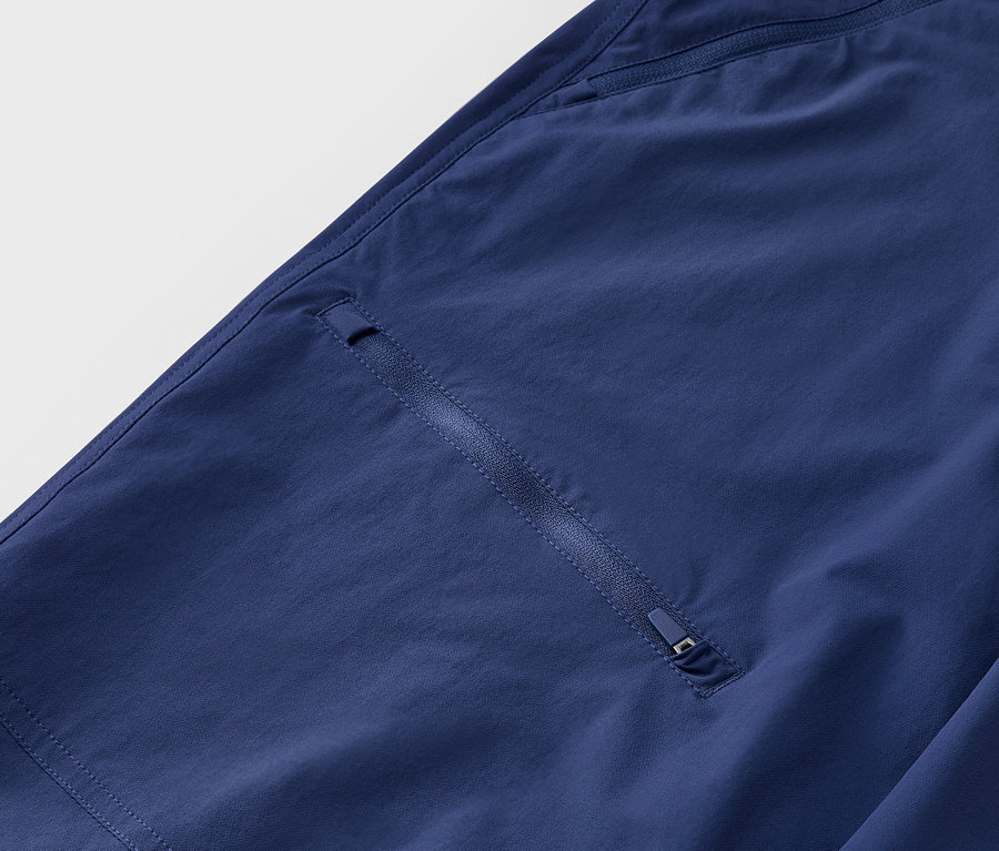 Egy softshell túranadrág részlete.