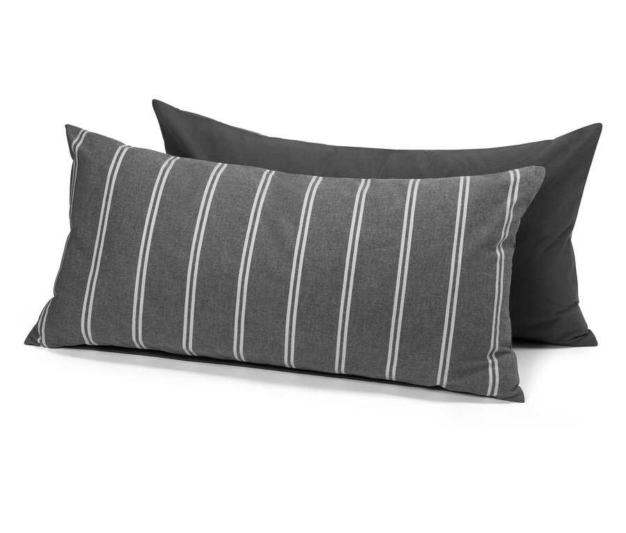 Két téglalap alakú párna: egy szürke, fehér csíkokkal, és egy sötétszürke.