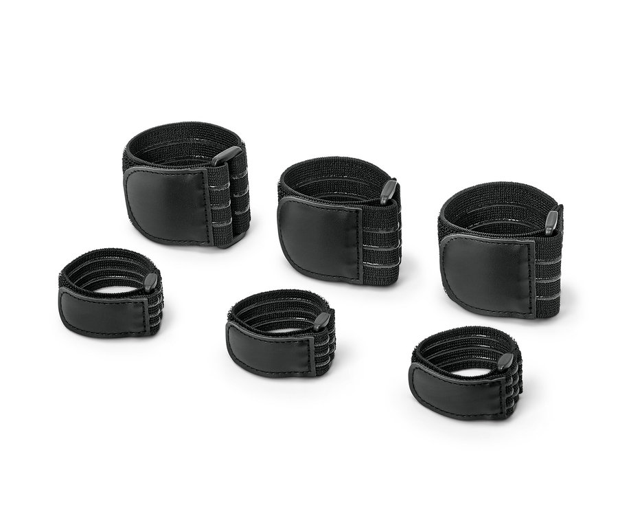 Hat fekete, rugalmas rögzítőheveder fekszik fehér háttéren.