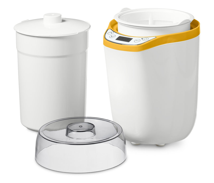 Egy fehér joghurtkészítő sárga szegéllyel és egy fehér szűrő.
