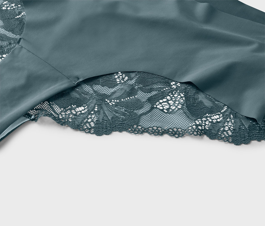 Egy türkizkék anyag közelképe türkizkék csipkével.