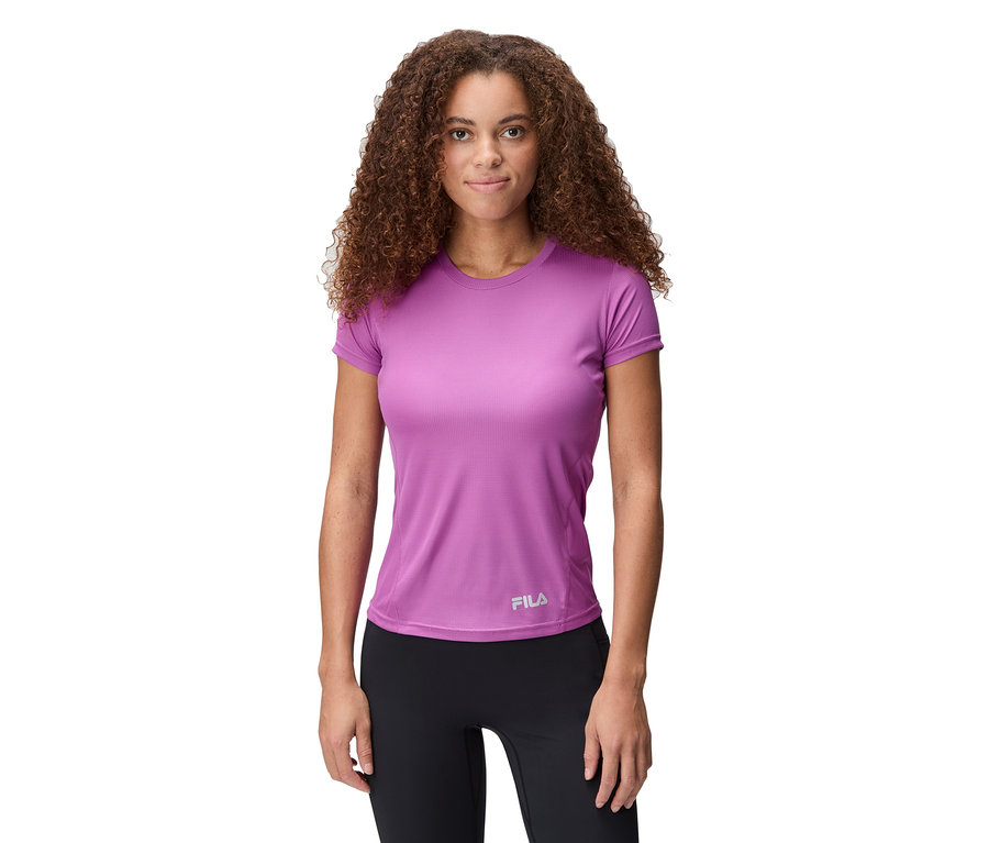 Nő visel egy lila Fila sportfelsőt és fekete leggingset.