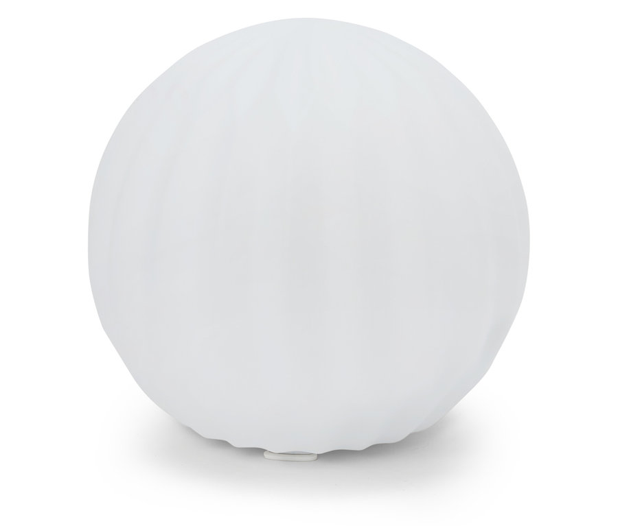 Fehér gömb alakú lámpa fehér háttérrel.
