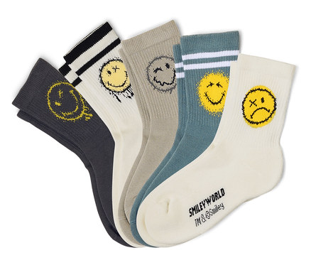 Öt pár SMILEYWORLD® gyerek tenisz zokni fehér, szürke és petrolkék színekben, legyezőszerűen elrendezve. Minden zoknin más, kopottas sárga vagy szürke smiley arc látható, némelyik csíkos mandzsettával.