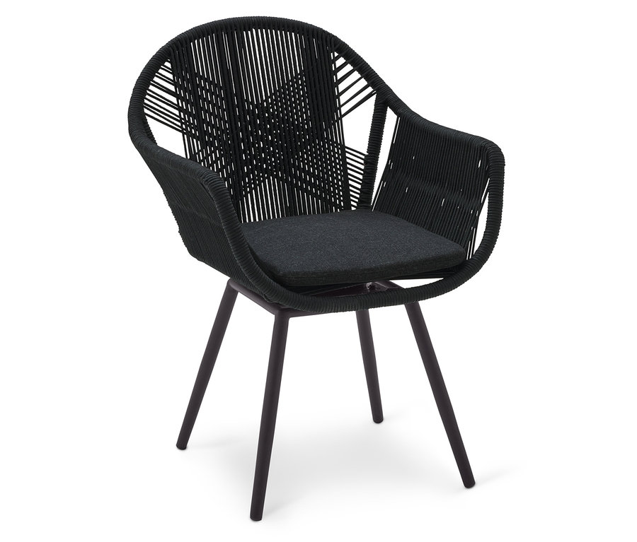 Fekete fonott szék sötét párnával és fém lábakkal fehér háttér előtt.
