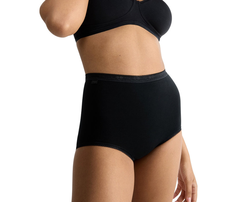 Nő visel fekete melltartót és magas derekú alsóneműt.