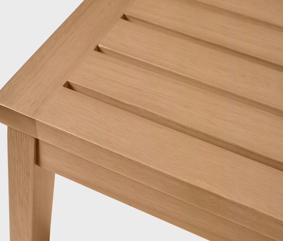 Közelkép egy világosbarna fa padra, lécezett szerkezettel