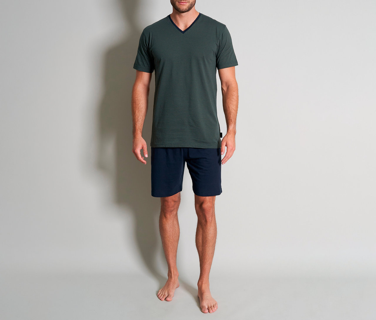 Férfi zöld Tom Tailor »Nevada« rövidnadrágos pizsamában, mely pólóból és rövid, kék nadrágból áll.