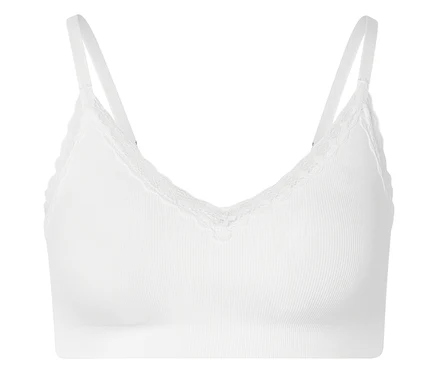 Fehér, bordázott bralette csipkével és állítható pántokkal, fehér háttér előtt.