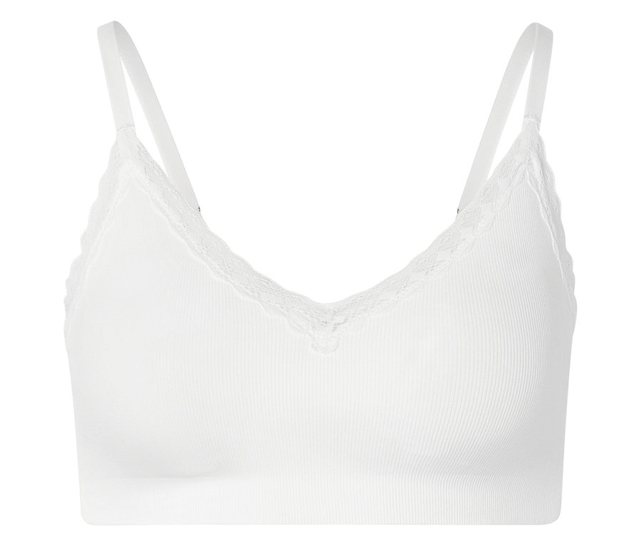 Fehér, bordázott bralette csipkével és állítható pántokkal, fehér háttér előtt.
