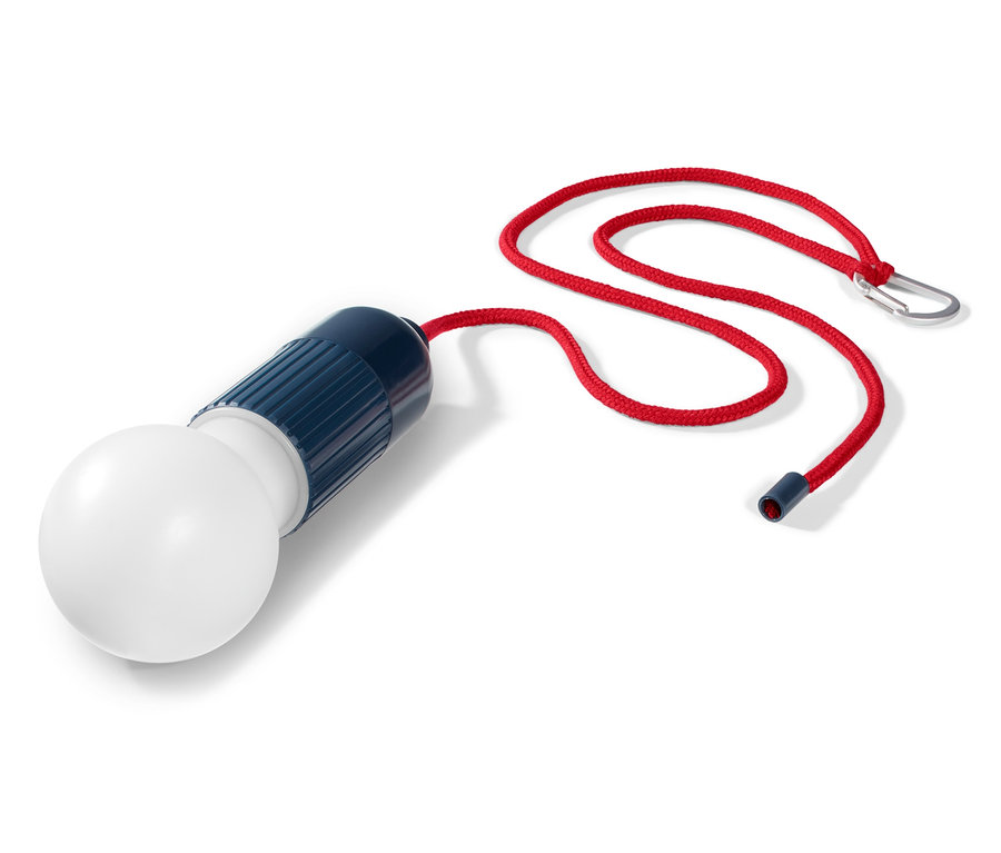 Egy LED-es kempinglámpa karabinerrel fehér háttéren.